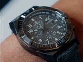 En närbild av Citizen Nighthawk CA0897-04H med sin mörkgrå urtavla.
