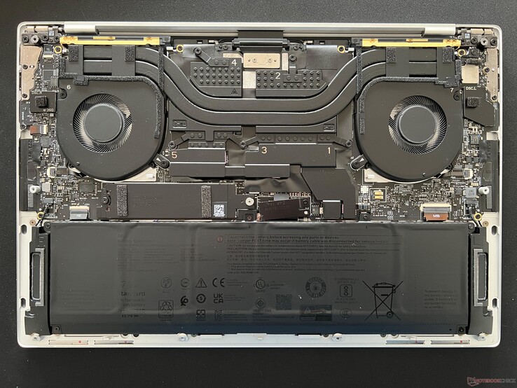 Dell XPS 14 för jämförelse. Kylningslösningen är något förändrad om den konfigureras med RTX 4050-grafik