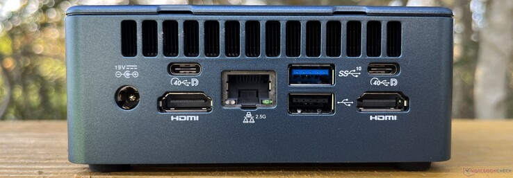 På baksidan: DC-ingång, 2x USB4 (40 Gbps, DisplayPort), 2x HDMI 2.0, Ethernet (2,5 G), 1x USB-A 3.2 Gen 2 (10 Gbps), USB-A 2.0