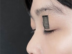 En bild av sensorn på en persons ögonlock (Bildkälla: Jun Chen Lab/UCLA; beskuren)