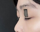 En bild av sensorn på en persons ögonlock (Bildkälla: Jun Chen Lab/UCLA; beskuren)