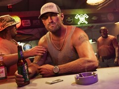 Den nya läckan visar Jason när han utforskar en strippklubb.