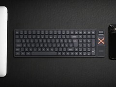Iqunix Magi96 trådlöst mekaniskt tangentbord på ett skrivbord med annan teknik