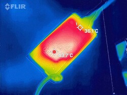 Strömförsörjningen når upp till 43,7 °C (110,6 °F) under belastning.