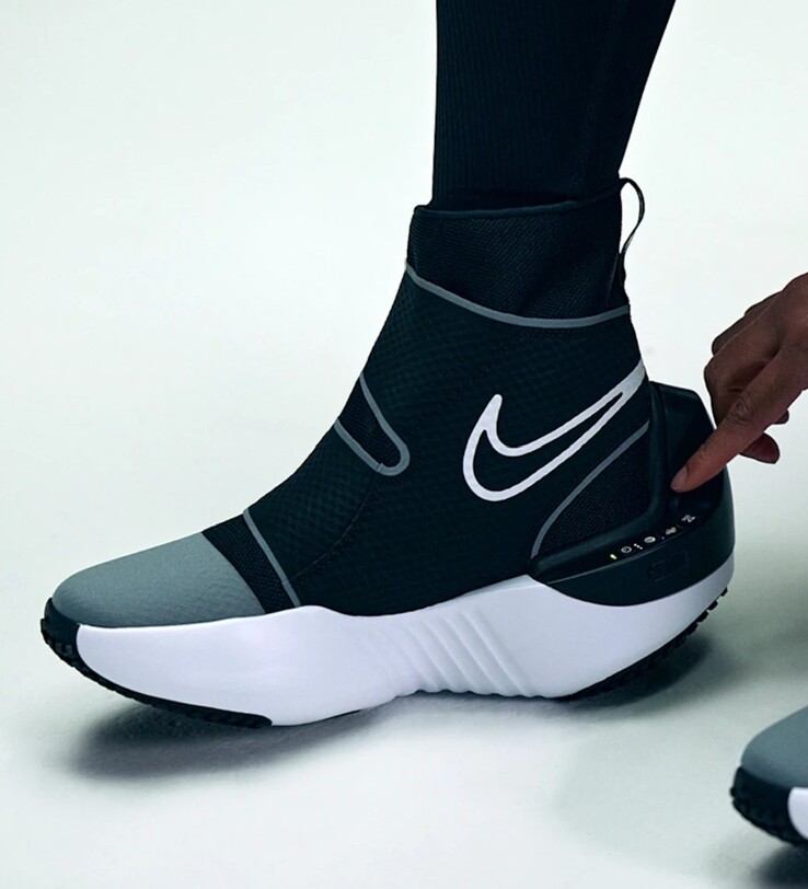 Hyperboots värme- och kompressionsinställningar kan justeras med knappar på skon eller via Hyperices smartphone-app. (Bildkälla: Hyperice)