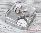 Ear (3) kostar 179 euro i EU. På bilden: de trådlösa öronsnäckorna inuti fodralet. (Bildkälla: Notebookcheck)