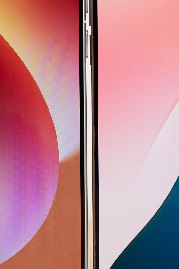 Skärmramarna på Oppos Find X8 Ultra (vänster) jämfört med Apple's iPhone 16 Pro Max