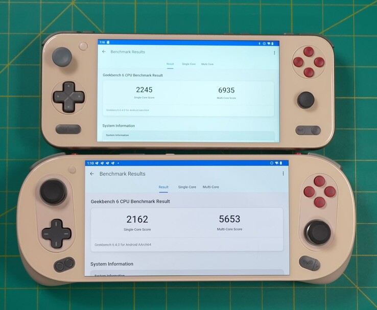 Ayaneo Pocket S2 (överst) och Ayaneo Pocket Evo (nederst) visar Geekbench 6 CPU benchmark-resultat, som visar högre single-core och multi-core poäng på Pocket S2. (Bildkälla: Retro Game Corps)