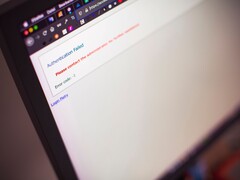 En bärbar dators skärm som visar felmeddelandet ”Autentisering misslyckades” efter ett misslyckat inloggningsförsök.
