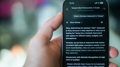 Någon som använder sin telefon för att hitta en restaurang med hjälp av Gemini