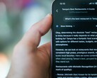 Någon som använder sin telefon för att hitta en restaurang med hjälp av Gemini