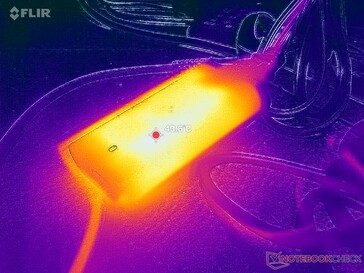 AC-adaptern når över 41 C vid krävande belastningar