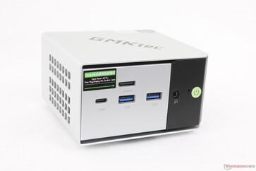 Framtill: USB-C 4.0 med DisplayPort 1.4 + Power Delivery 3.0 (40 Gbps), 2x USB-A 3.2 (10 Gbps), OcuLink (PCIe4 x4), 3,5 mm headset, strömknapp