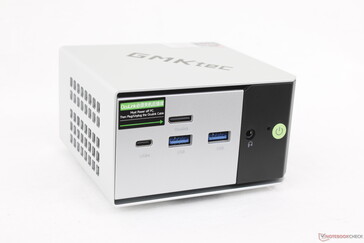 Framtill: USB-C 4.0 med DisplayPort 1.4 + Power Delivery 3.0 (40 Gbps), 2x USB-A 3.2 (10 Gbps), OcuLink (PCIe4 x4), 3,5 mm headset, strömknapp