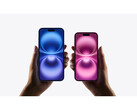 En reklambild för iPhone 16 som visar två par händer som håller i två olika färgvarianter på en grå bakgrund. (Bildkälla: Apple)