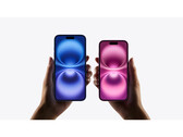 En reklambild för iPhone 16 som visar två par händer som håller i två olika färgvarianter på en grå bakgrund. (Bildkälla: Apple)
