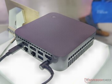 Asus ExpertCenter PN54 bakre portar (bildkälla: Notebookcheck)