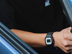 En person som bär klockan Casio G-Shock DW5600TT25-1 x Toyo Tires sitter i en bil.