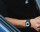 En person som bär klockan Casio G-Shock DW5600TT25-1 x Toyo Tires sitter i en bil.
