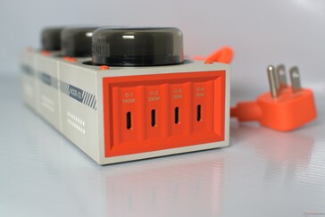 2 USB-C-portar är klassade för 140W och 100W, och de andra två för 30W utgång.
