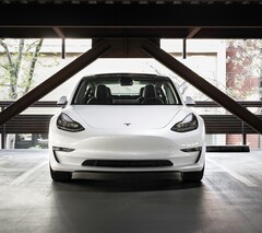En Tesla Model 3. En ny rapport visar att elbilar, inklusive Tesla, skrivs av snabbare än förbränningsmotorer (Bildkälla: Charlie Deets på Unsplash)