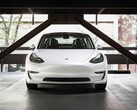 En Tesla Model 3. En ny rapport visar att elbilar, inklusive Tesla, skrivs av snabbare än förbränningsmotorer (Bildkälla: Charlie Deets på Unsplash)