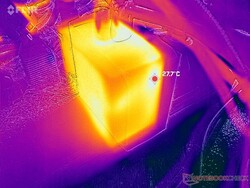 AC-adaptern förblir relativt sval vid under 28 °C vid krävande belastningar