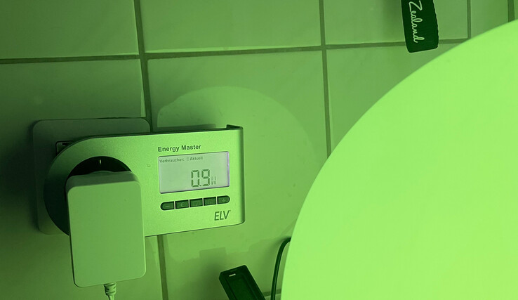 Eve Flare förbrukar maximalt 1 watt (här 0,9 watt) när den är inställd på grönt. (foto: Andreas Sebayang/Notebookcheck.com)