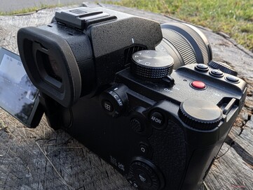 Gott om knappar och rattar: Lumix S5-II