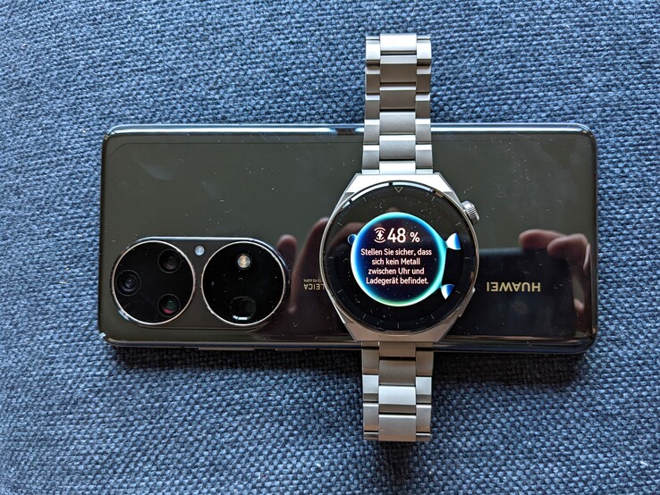 Huawei Watch GT 3 Pro laddas trådlöst via Qi-standarden, även på motsvarande smartphones