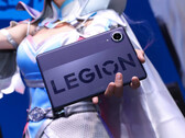 Legion Y700 Infinite kommer att bli en lätt och smal surfplatta. Bild: en bild som visar surfplattan i händerna på en cosplayer. 