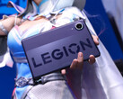 Legion Y700 Infinite kommer att bli en lätt och smal surfplatta. Bild: en bild som visar surfplattan i händerna på en cosplayer.