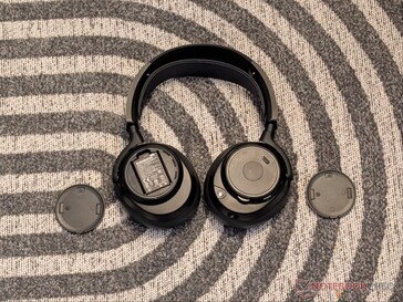 Magnetiska, avtagbara paneler för batteribyte och USB-C-anslutning.