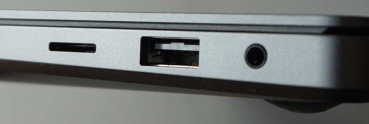 Höger: microSD, USB-A (5 Gbit/s), 3,5 mm ljuduttag
