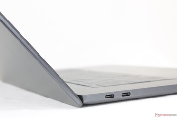 Locket öppnas till maximal vinkel på ~140 grader