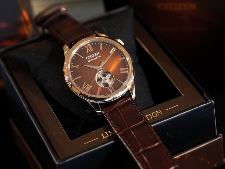 Citizen-klockan ”Autumn Light” vilar på en ljus kudde inuti en mörk, elegant presentförpackning. På förpackningens inre kant finns en guldtext med texten ”LIMITED EDITION”.