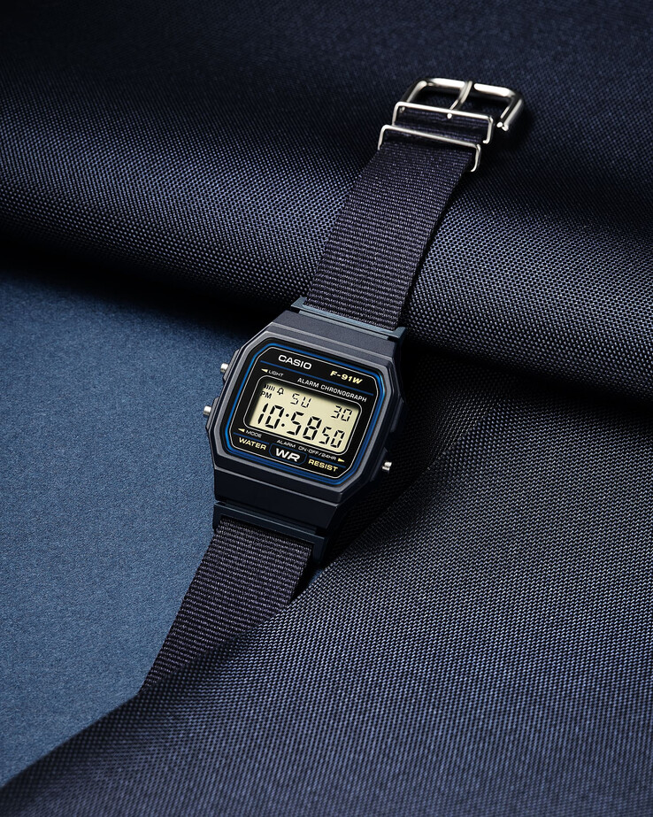 Casio F-91WF-2A med ett marinblått tygarmband.