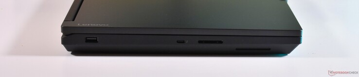 vänster: USB-A 3.2 Gen 1, Thunderbolt 4, SD-kort