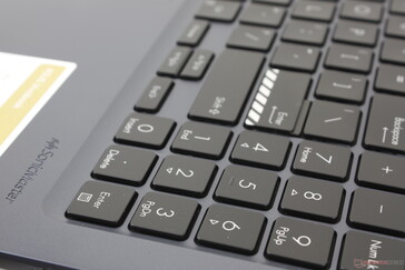 Tangentbordsdäcket är inte plant med handflatorna till skillnad från den äldre VivoBook-designen