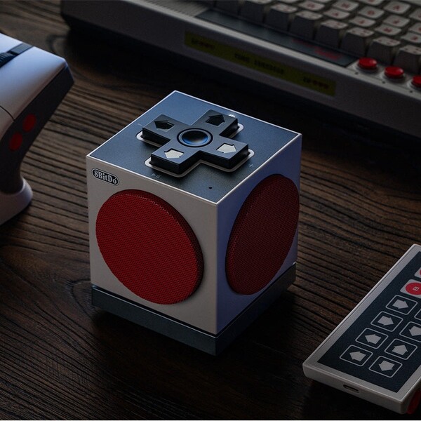 Retro Cube 2 Speaker - N Edition har kontroller i stil med D-Pad längst upp. (Bildkälla: 8BitDo)