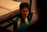 Gi-hun är inte bara fysiskt fångad i säsong 3; han är känslomässigt trängd, tvingad att konfrontera de delar av sig själv som han inte längre kan fly från. (Bildkälla: Netflix)