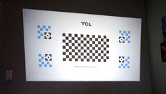 TCL C1 kvadrerar automatiskt den projicerade bilden med hjälp av ett kalibreringsnät. (Bildkälla: Notebookcheck)
