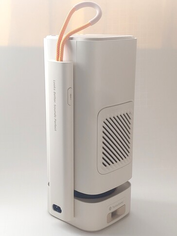 Linsens låsbrytare är placerad längst upp på stolpen. Om du skjuter på den kan projektionsenheten skjutas uppåt. Luftfiltret är placerat bakom ventilationshålet och TurboSonic-ljudporten är placerad i basen. (Bildkälla: Notebookcheck)
