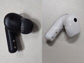 Påstådda dummy-enheter av Galaxy Buds 4 Pro (vänster) och Galaxy Buds 4 (höger).