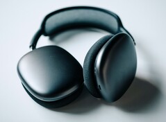 Apple's AirPods Max kan repareras tillfälligt genom att placera dem i en frys i en timme (Bildkälla: Sam Grozyan)