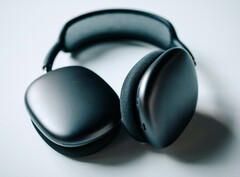 Apple's AirPods Max kan repareras tillfälligt genom att placera dem i en frys i en timme (Bildkälla: Sam Grozyan)