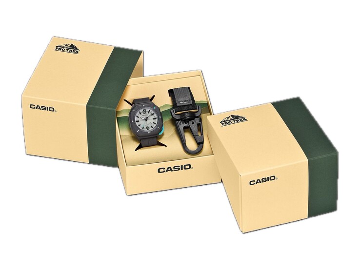 Förpackningen till Casio Pro Trek PRJ-01AE-8 visar klockan och karbinhaken inuti en öppen låda.