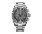 Framifrån sett: Citizen Nighthawk CA0890-54H-kronograf med grå urtavla, vridbar bezel, tre hjälpurtavlor och armband i rostfritt stål.