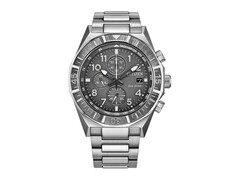 Framifrån sett: Citizen Nighthawk CA0890-54H-kronograf med grå urtavla, vridbar bezel, tre hjälpurtavlor och armband i rostfritt stål.