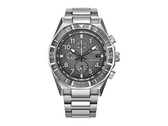 Framifrån sett: Citizen Nighthawk CA0890-54H-kronograf med grå urtavla, vridbar bezel, tre hjälpurtavlor och armband i rostfritt stål.